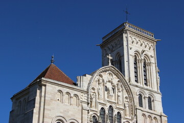 Basilique de Vézelay (extérieur) : haut de la façade de biais en contreplongée