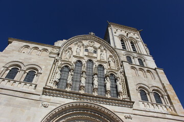 Fototapeta premium Basilique de Vézelay (extérieur) : haut de la façade en contreplongée de biais (gros plan)