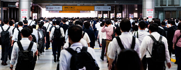品川駅 の 港南口 に向かう 通勤 する ビジネスパーソン 【 日本社会 の...