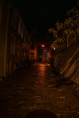 Skandinavische Gasse bei Nacht