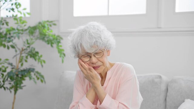 歯痛で苦しむシニア女性	
