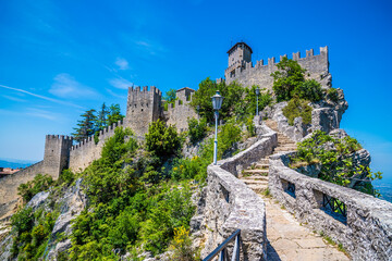 Obraz premium A view of steps leading to the first tower in the fortified section of San Marino, Italy in summertime