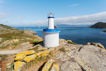 Bella vista sobre el Faro da Porta al sur de la isla de Montefaro en el archipiélago de las Islas Cíes, Pontevedra, Galicia, España 