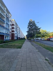 eine Wohngegend mit Bürgersteig in Rostock Lichtenhagen