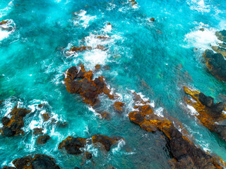 Água do mar mas rochas dos Biscoitos na ilha Terceira nos Açores 