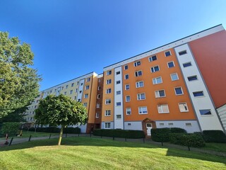 Wohnungsfassade mit blauem Himmel an einem sonnigen Tag in Rostock Lichtenhagen - für Themen rund...