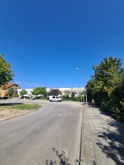 Fototapeta premium Spaziergang entlang der Parchimer Strasse, an einem sonnigen Tag und mit strahlend blauem Himmel, in Rostock - Lichtenhagen
