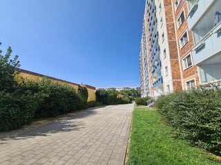 eine Wohngegend mit Bürgersteig in Rostock Lichtenhagen