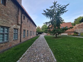 Weg entlang des ''Klosters zum heiligen Kreuz'' im Stadtzentrum von Rostock, Mecklenburg - Vorpommern