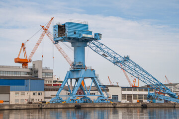blauer Kran im Hafen von Bremerhaven.