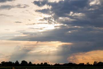 Obraz premium Sunset over the fields near Königsbrunn in a cloudy sky
