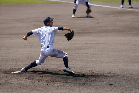 練習試合で投球する左投手（高校野球）