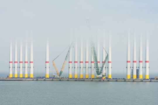 Masten f&uuml;r Windenergieanlagen im Hafen von R&oslash;nne, Bornholm
