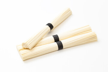 白背景にそうめん