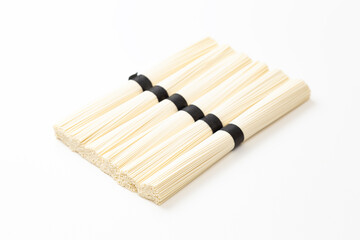 白背景にそうめん