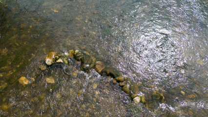 Nurt rzeki, z kamienistym dnem, czysta woda, kamienie wystające nad wodą. © Stanisław Błachowicz