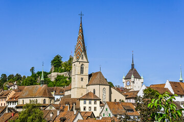 Fototapeta premium Stadt Baden, katholische Kirche, Stadtturm, Wehrturm, Altstadt, Schlossberg, Ruine, Altstadthäuser, Limmat, Fluss, Aargau, Sommer, Schweiz