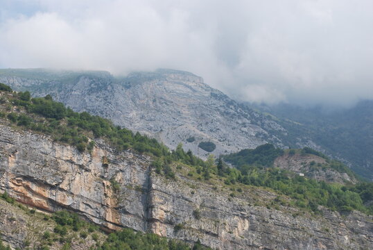 Il Monte Salta nei pressi della diga del Vajont a Erto e Casso in provincia di Pordenone, Friuli-Venezia Giulia, Italia.