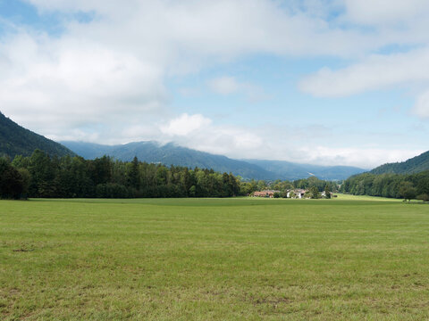 Bayerisches Oberland. Blick auf Enterrottach am Fu&szlig;e des Wallbergs und den Ortsteil Ellmau mit Blick auf das Hirschbergmassiv und das Tegernseer Tal am Horizont