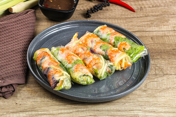 Vietnamese spring roll with prawn and mango