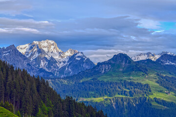 Fototapeta premium Blick von Faschina-Fontanella auf das Lechquellengebirge in Vorarlberg (Österreich)