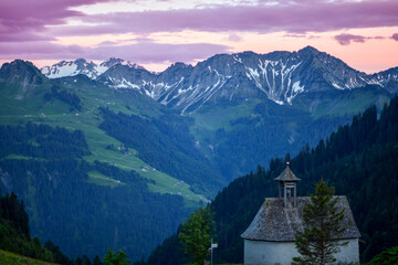 Blick von Faschina-Fontanella auf das Lechquellengebirge in Vorarlberg (Österreich)