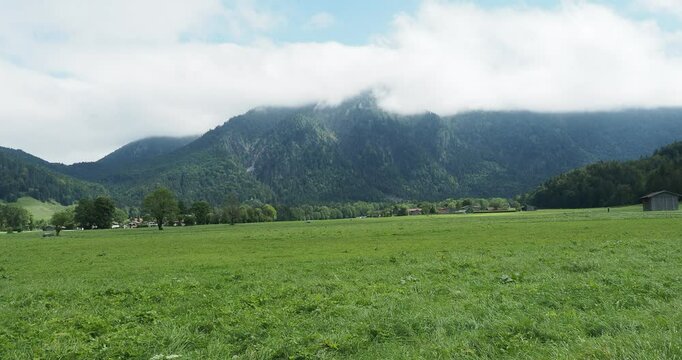 Bayerische Berglandschaft. Am Fu&szlig;e des Wallbergs. Blick auf Enterrottach, Kalkofen, Erlach und K&uuml;hzagl am Fu&szlig;e der Bodenschneid unter den Wolken