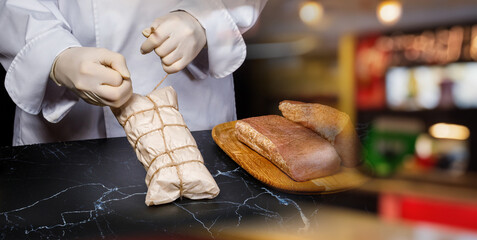 Obraz premium Preparing the brisket for drying.