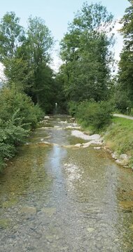 Bayerische Berglandschaft. Der Lauf der Rottach von Brandstatt aus gesehen zwischen Rottach-Egern und Enterrottach