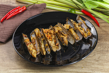Steamed razor mollusk with lemongrass