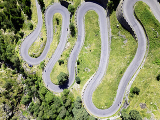 Route et lacets de montagne