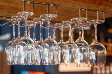 バーカウンターに並ぶワイングラス