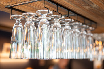 バーカウンターに並ぶワイングラス