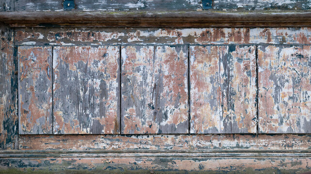 Verwitterte Lackschichten auf Holzvert&auml;felung