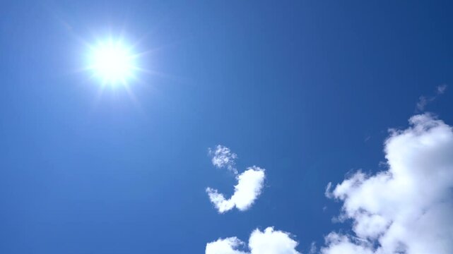 太陽と雲（8月）