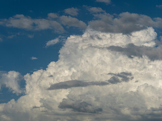 真夏の空に発生した巨大な積乱雲
