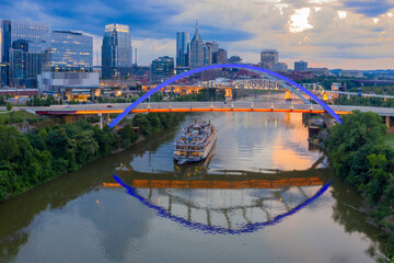 Obraz premium Steamboat on the Cumberland River under the Korean Veterans Memorial Bridge in downtown Nashville, Tennessee, United States.