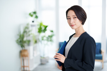 働く女性　ビジネスウーマン　ポートレート