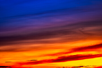 Obraz premium Beautiful colorful sky background in the morning with rising sun reflecting off the clouds creating a stunning and mesmerizing light effect.