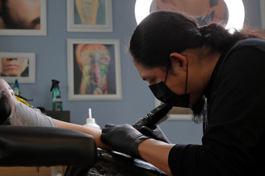 Studio tattoo session