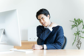 肩こりに悩む男性