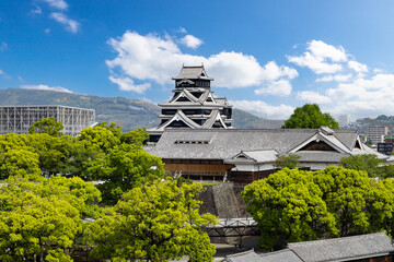 完全復旧した熊本城天守閣と復旧が進む熊本城内