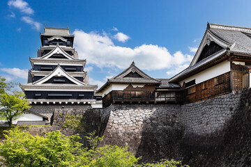 完全復旧した熊本城天守閣と復旧が待たれる本丸御殿