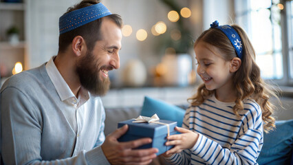 Obraz premium happy father and daughter with gift box in christmas morning at home