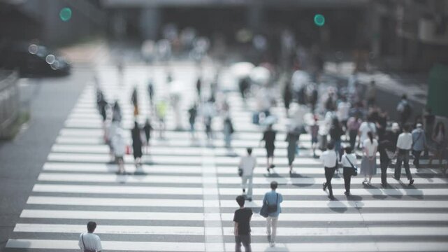 横断歩道を渡る人々スローモーション