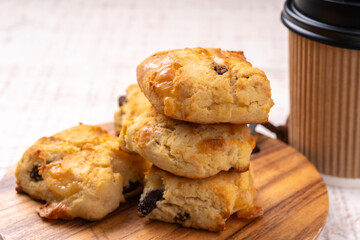 ラムレーズンとチーズのスコーン