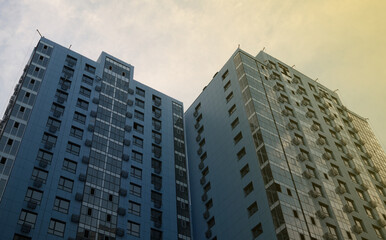 Obraz premium Residential high-rise buildings at sunset. Modern urban living, real estate development, and city skyline concept