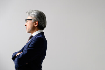 Fototapeta premium スーツ姿で考える男性