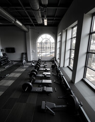 Gimnasio con m&aacute;quinas de ejercicios