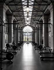 Gimnasio con m&aacute;quinas de ejercicios